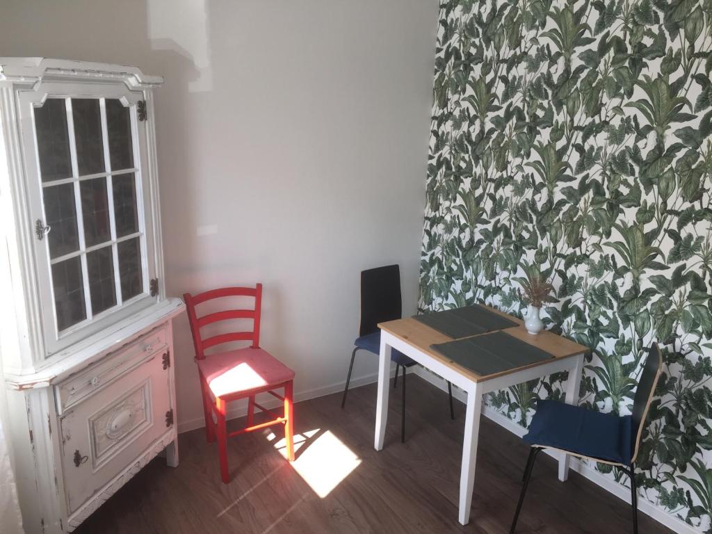 Harry's Apartment room 3
